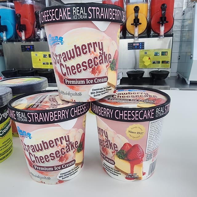 ICE CREAM Strawberry Cheesecake.